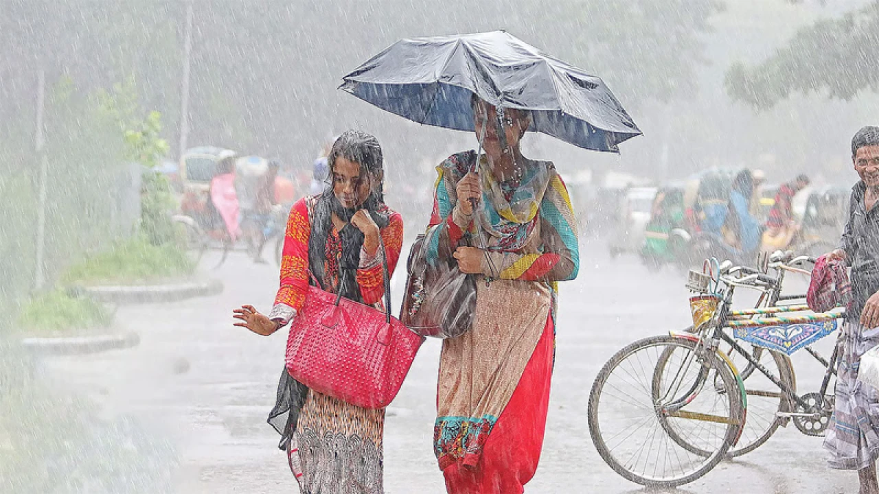 বৃষ্টির পানি থেকে ত্বক ও চুলের সুরক্ষায় যা করবেন