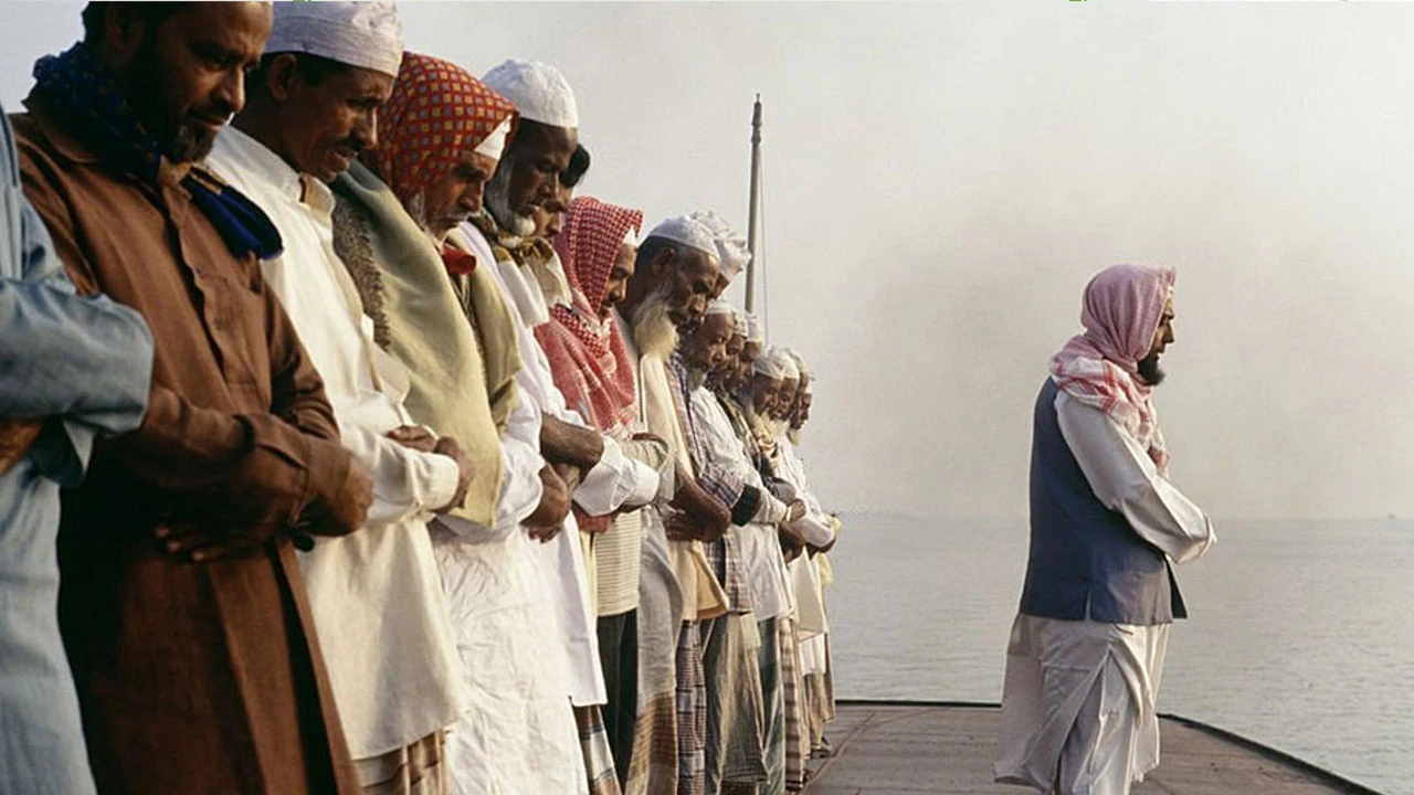 যেসব জায়গায় নামাজ পড়া নিষেধ