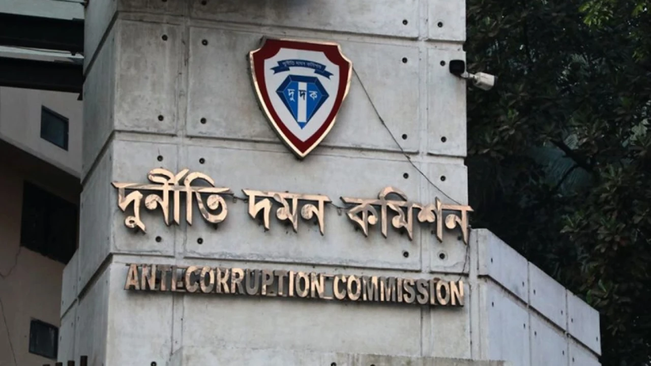 ভয় দেখিয়ে ১০ লাখ টাকা ঘুষ দাবি দুদক কর্মকর্তার