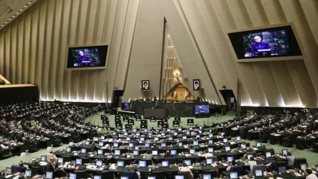 ইরানি সংসদে পারমাণবিক অস্ত্রের ডাক