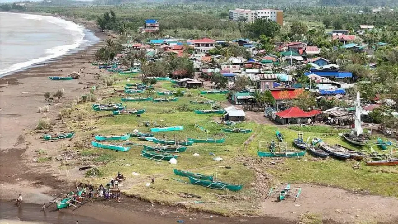 কাল হংকংয়ে আঘাত হানবে বছরের সবচেয়ে শক্তিশালী ঘূর্ণিঝড় 
