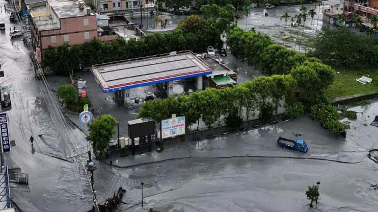 ‘রাগাসা’র তাণ্ডবে তাইওয়ানে নিহত ১৪, বিপর্যস্ত হংকং