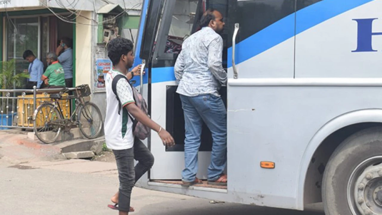 ৩৬ ঘণ্টা পর রাজশাহী-ঢাকা বাস চলাচল শুরু