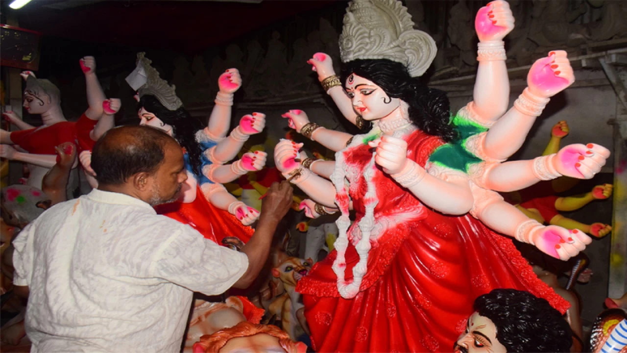 এবার রঙ-তুলি ও অলঙ্করণের পালা, দুয়ারে দুর্গোৎসব