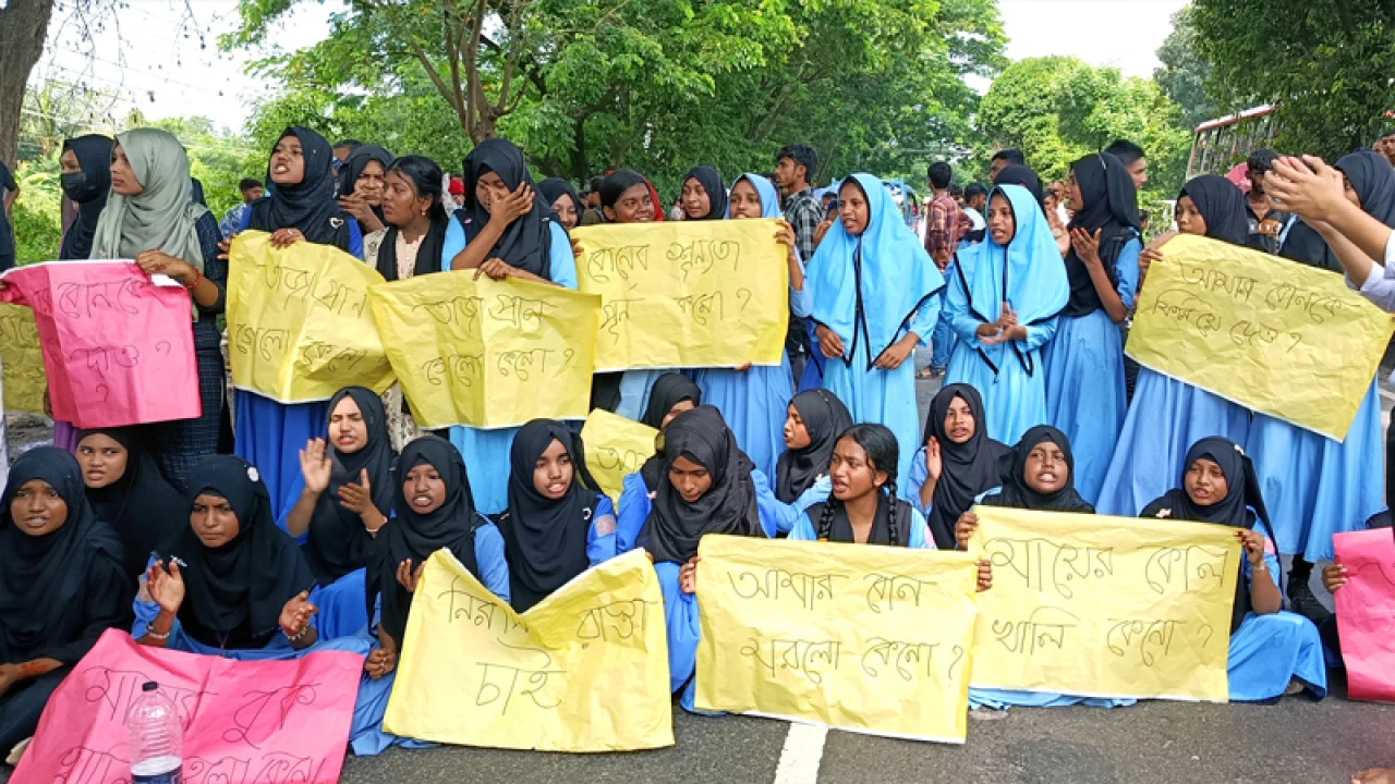 বাসের ধাক্কায় স্কুলছাত্রী নিহত, ঢাকা-চট্টগ্রাম মহাসড়ক অবরোধ