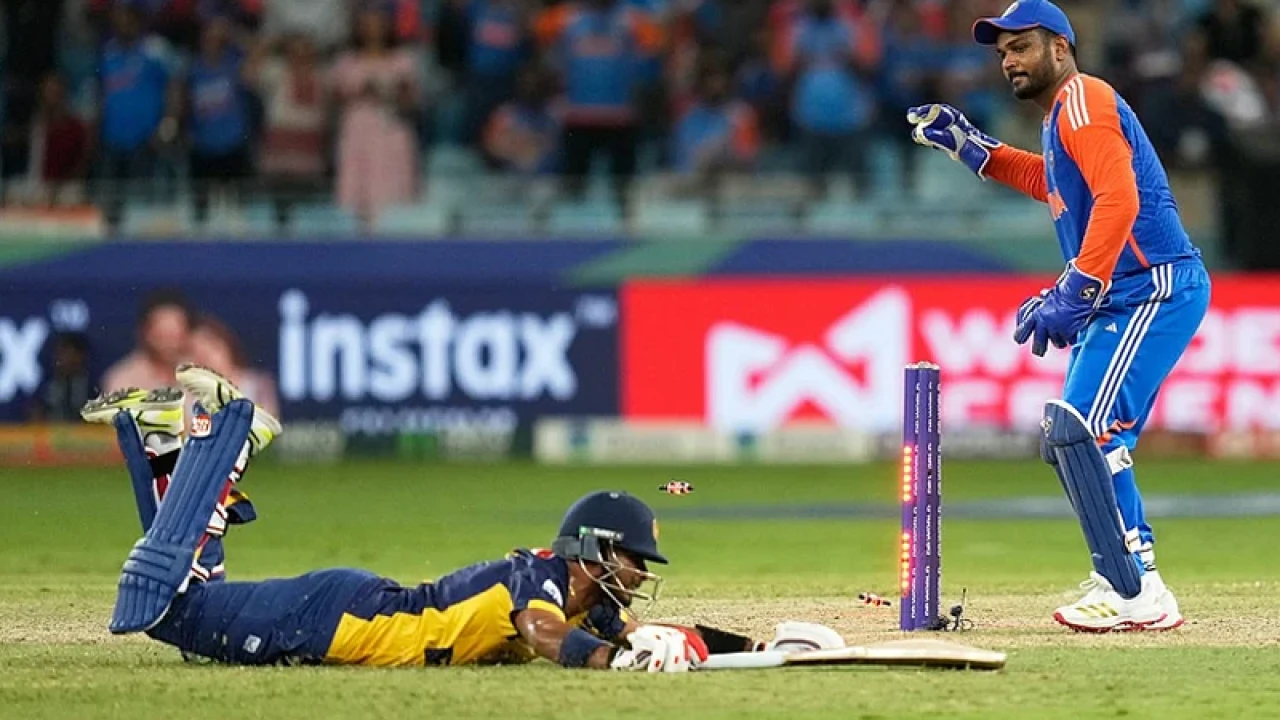 সুপার ওভারে রান আউট হয়েও যে কারণে বেঁচে যান শ্রীলংকান শানাকা