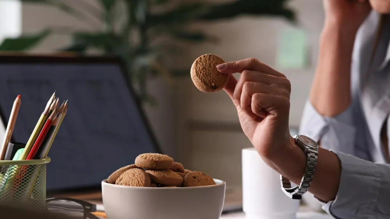 অফিসে কাজের ফাঁকে হালকা ক্ষুধা মেটাতে যা খাবেন