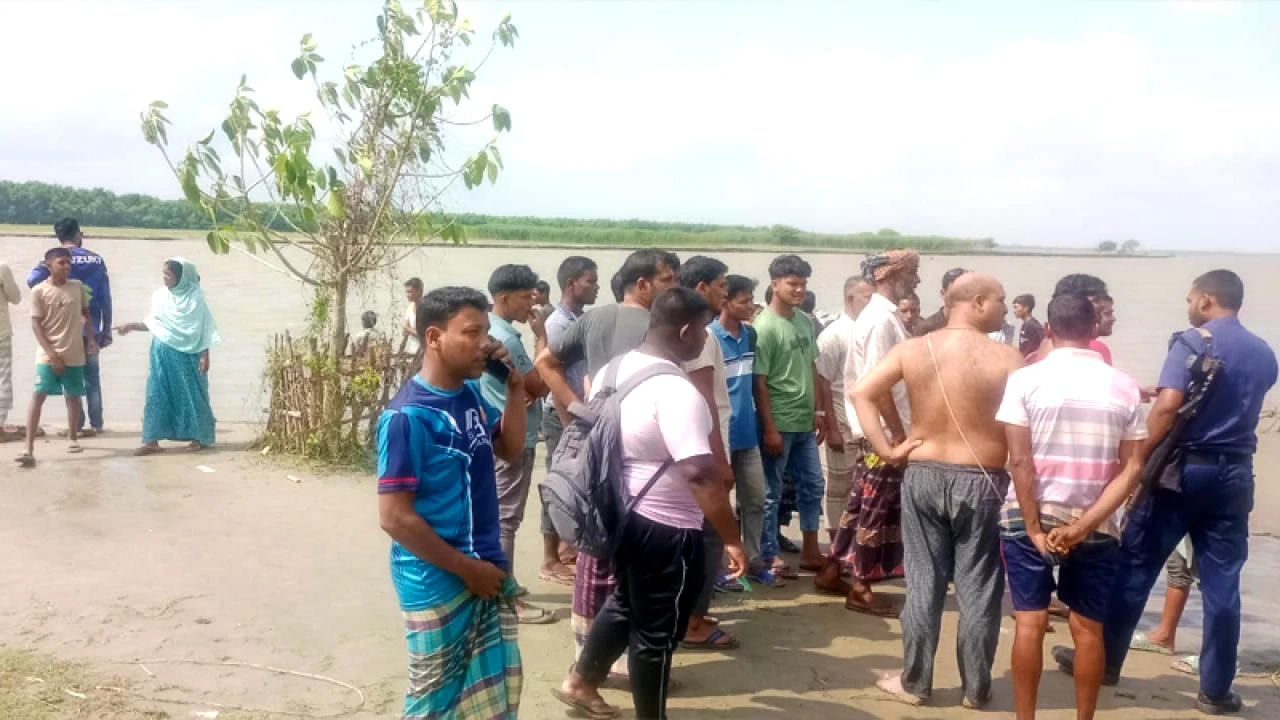 মরদেহ নিয়ে যাওয়ার সময় নৌকা ডুবে যুবকের মৃত্যু, নিখোঁজ ২