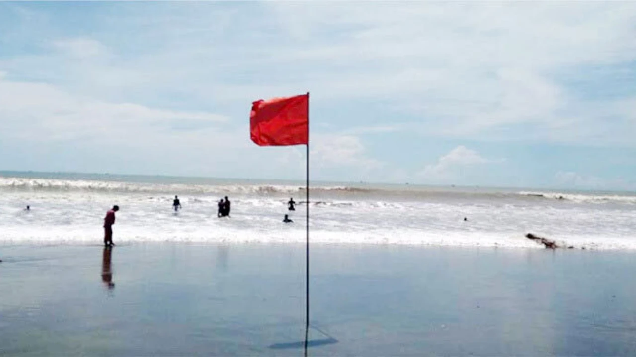 লঘুচাপটি নিম্নচাপে পরিণত, সমুদ্রবন্দরে ৩ নম্বর সতর্কসংকেত
