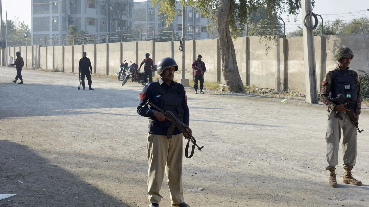 পাকিস্তানে নিরাপত্তা বাহিনীর অভিযান, নিহত ১৭