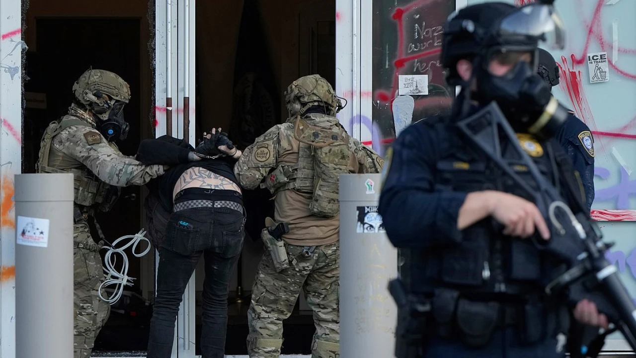 পোর্টল্যান্ডে সেনা পাঠানোর নির্দেশ ট্রাম্পের, ‘পূর্ণ শক্তি’ প্রয়োগের অনুমোদন