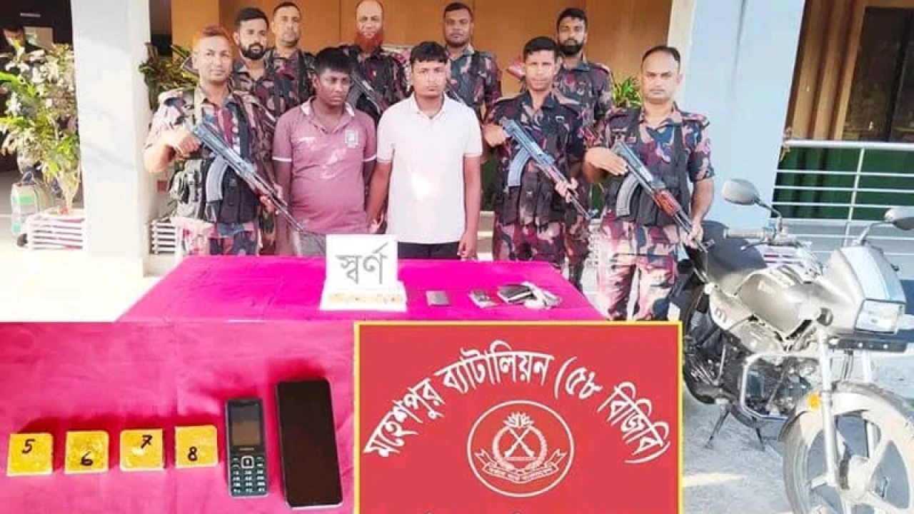 স্বর্ণের বারসহ দুই চোরাকারবারি আটক