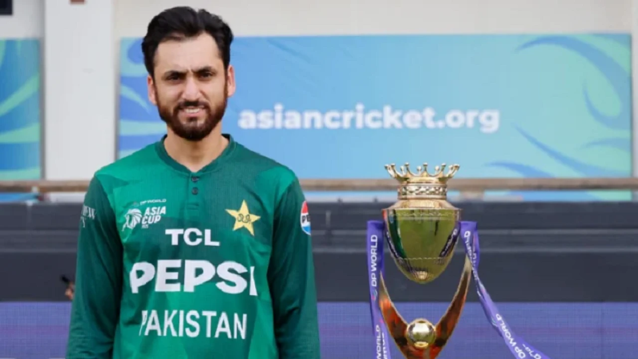 একাই এশিয়া কাপ ট্রফির ফটোশ্যুটে পাকিস্তান অধিনায়ক