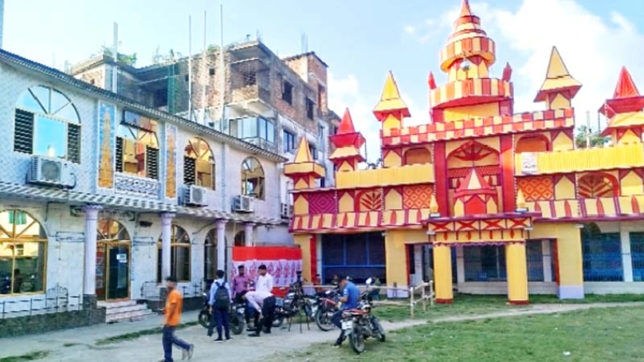 মসজিদ-মন্দির এক উঠানেই  