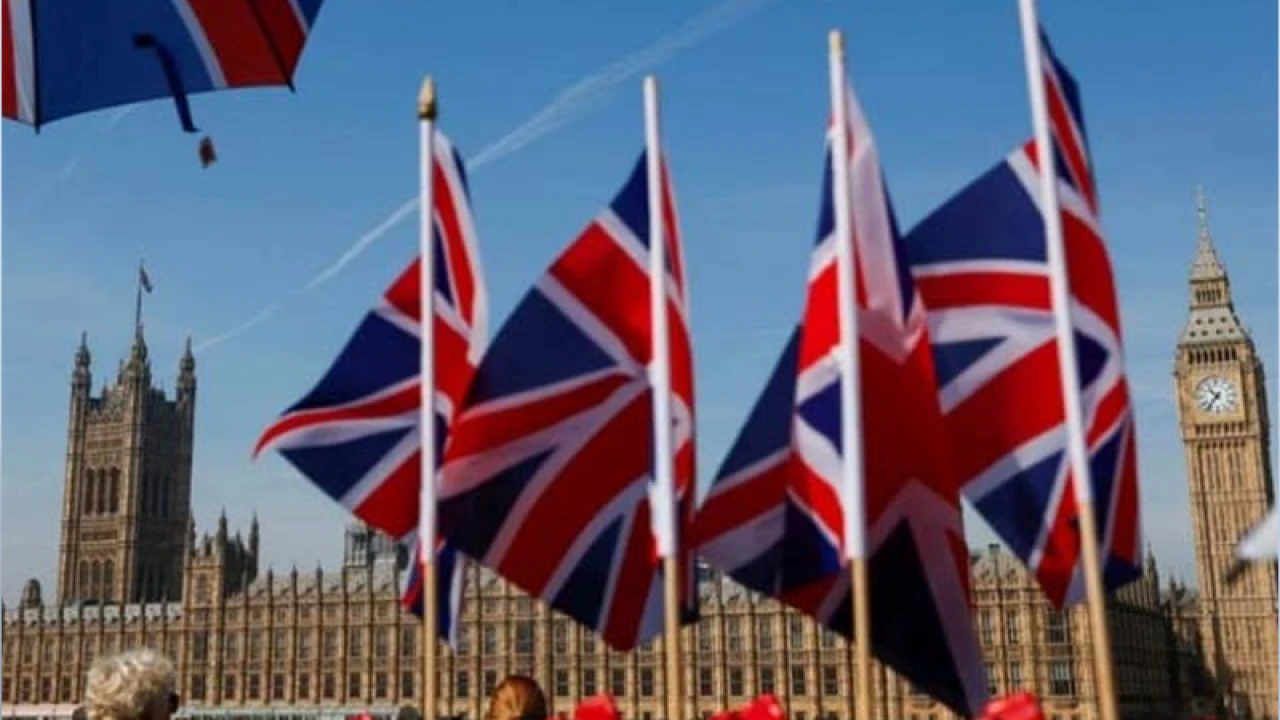 যুক্তরাজ্যে অভিবাসীদের জন্য স্থায়ী হওয়ার নিয়ম কঠোর হচ্ছে