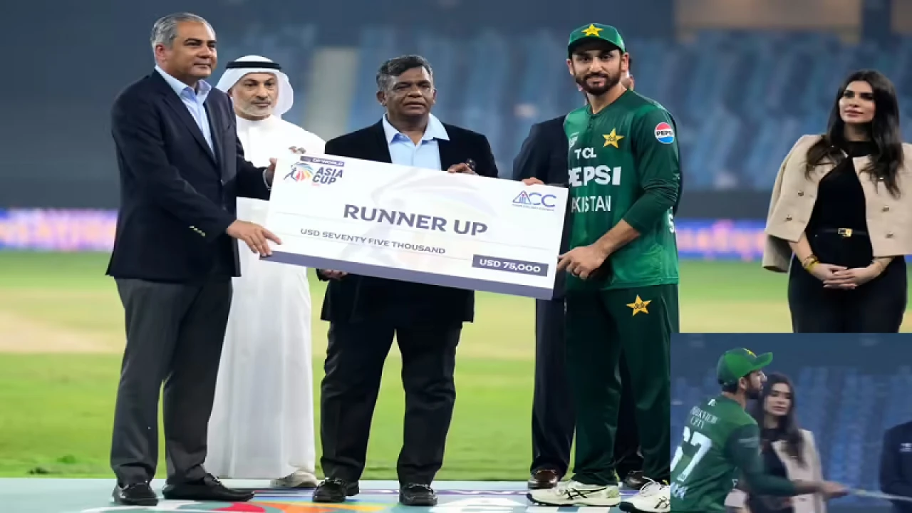 বুলবুলের হাত থেকে চেক নিয়েই ছুঁড়ে ফেললেন পাকিস্তান অধিনায়ক