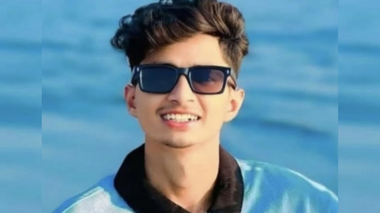 ‎সড়কে ছিটকে পড়া যুবককে পিষে মারল ট্রাক