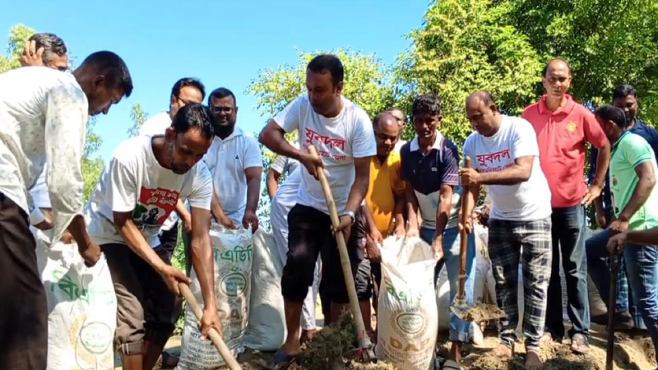চলাচলের রাস্তা সংস্কার করলেন লালমনিরহাট জেলা যুবদলের নেতাকর্মীরা