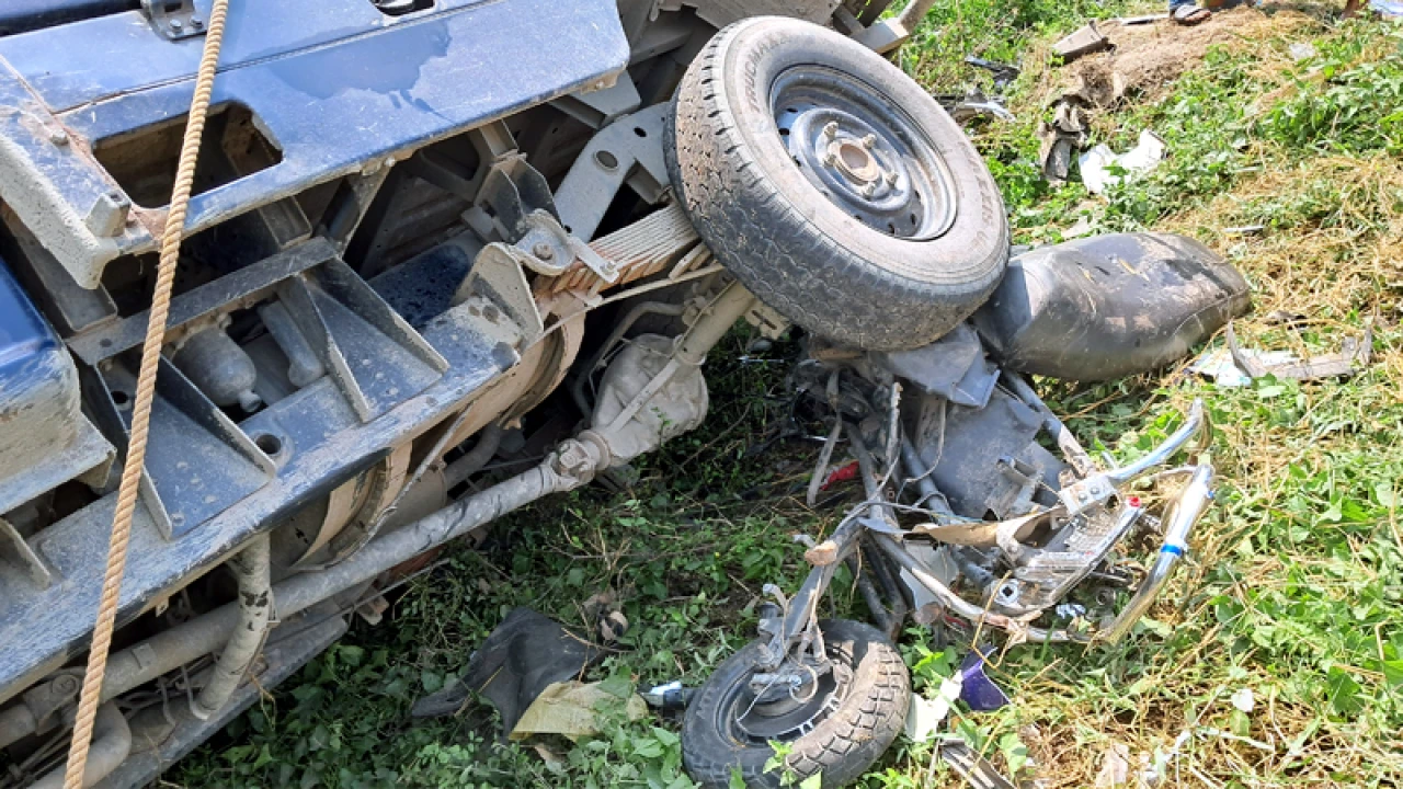 পিকআপভ্যানের ধাক্কায় প্রাণ গেল মা-মেয়ের, আহত বাবা