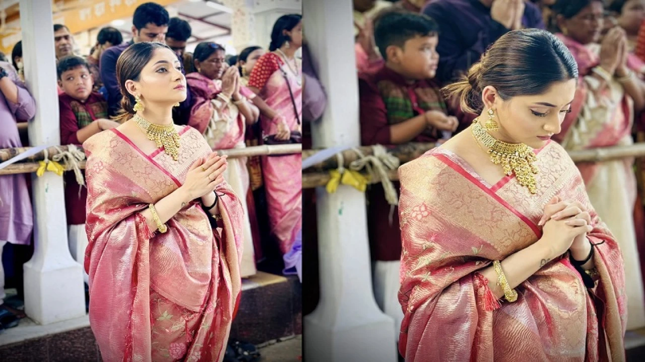 পূজায় ব্যস্ত পূজা চেরি