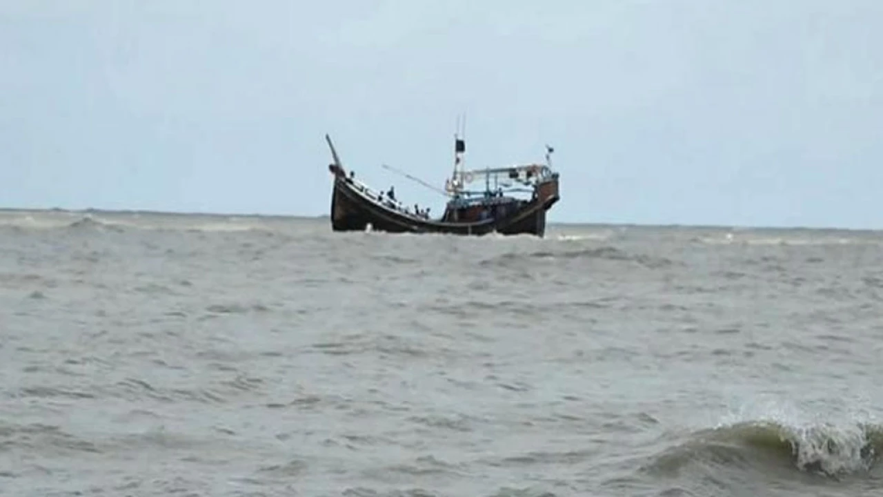 দুই ট্রলারসহ ১৪ জেলেকে ধরে নিয়ে গেছে আরাকান আর্মি