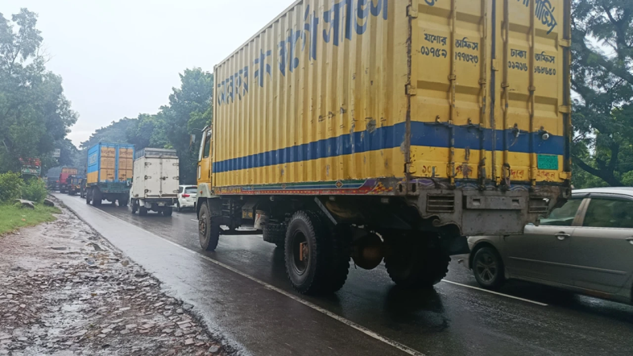 গজারিয়ায় মহাসড়কে যান চলাচলে ধীরগতি