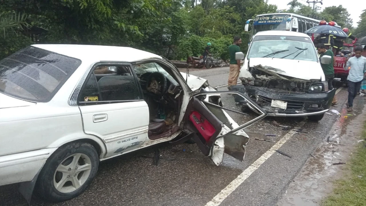 দুই প্রাইভেটকারের মুখোমুখি সংঘর্ষে নিহত ১ 