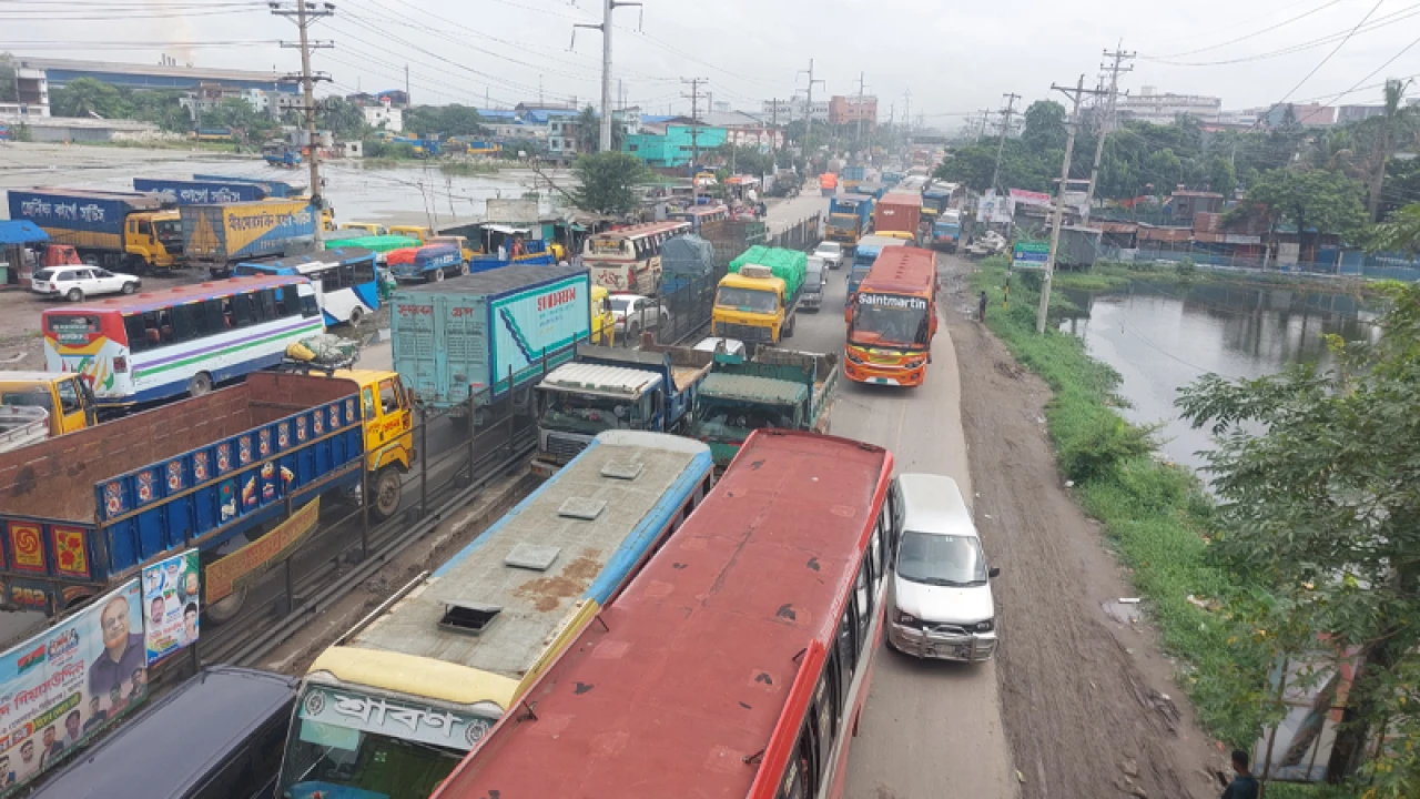 ঢাকা-চট্টগ্রাম মহাসড়কে ১৪ কিলোমিটার এলাকা জুড়ে যানজট