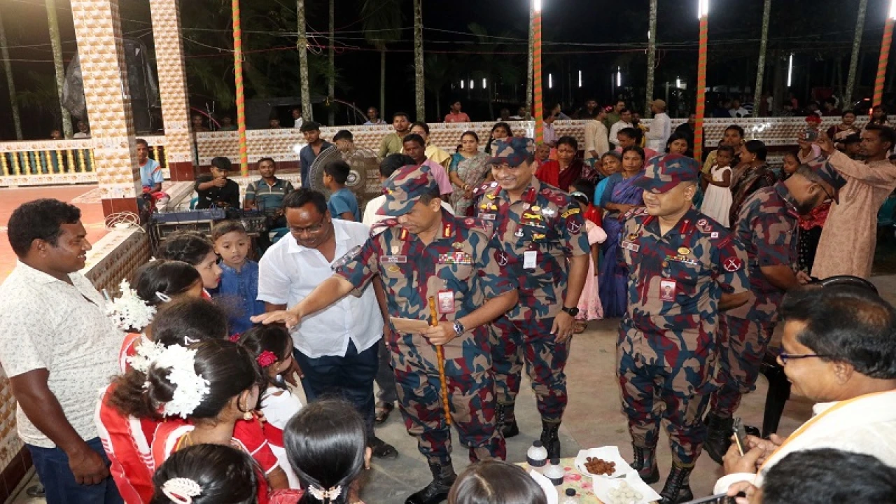 বিজিবির অতিরিক্ত মহাপরিচালকের লালমনিরহাট সীমান্তের পূজামণ্ডপ পরিদর্শন