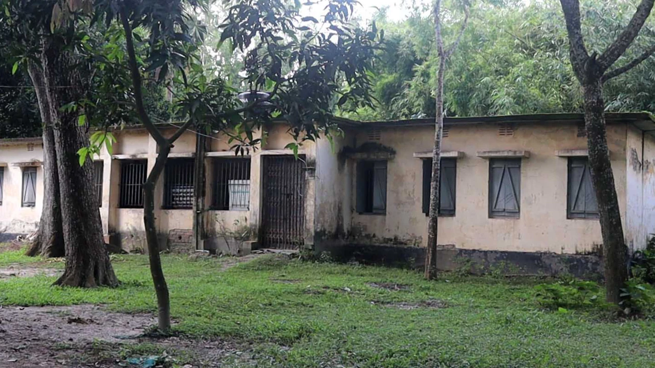 নওগাঁয় দীর্ঘদিন বন্ধ ইউনিয়ন স্বাস্থ্যকেন্দ্র, ভোগান্তিতে রোগীরা