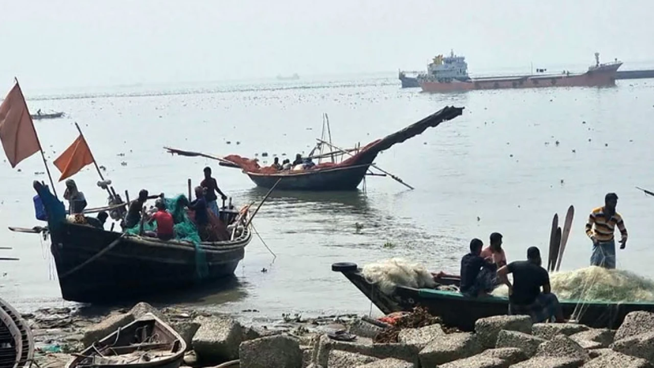 মধ্যরাত থেকে বন্ধ হচ্ছে মাছ ধরা