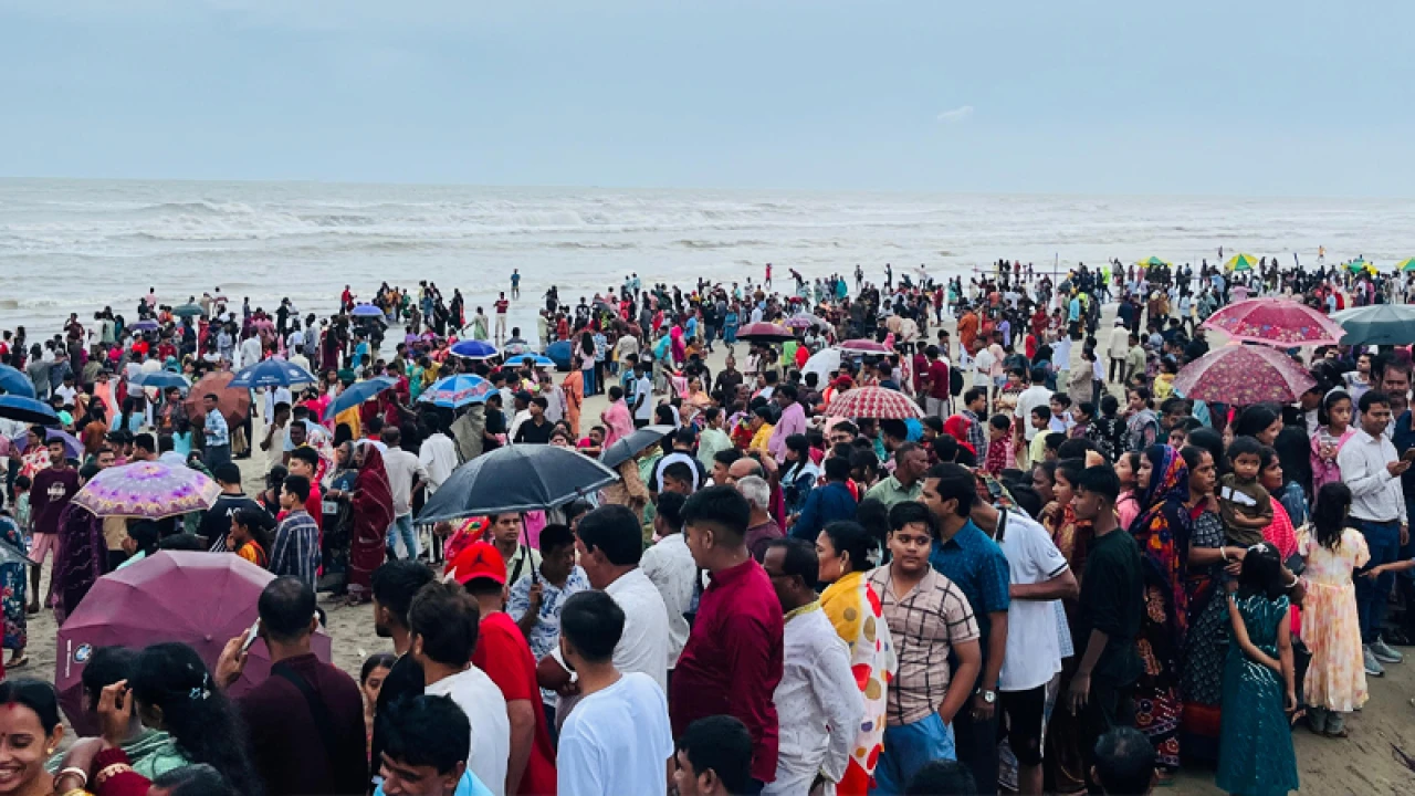 বৈরী আবহাওয়াতেও কক্সবাজারে পর্যটকদের উপচে পড়া ভিড়