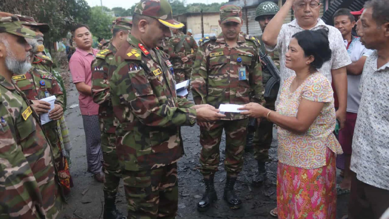 গুইমারাতে সহিংসতায় ক্ষতিগ্রস্তদের মাঝে সেনাবাহিনীর আর্থিক সহায়তা 