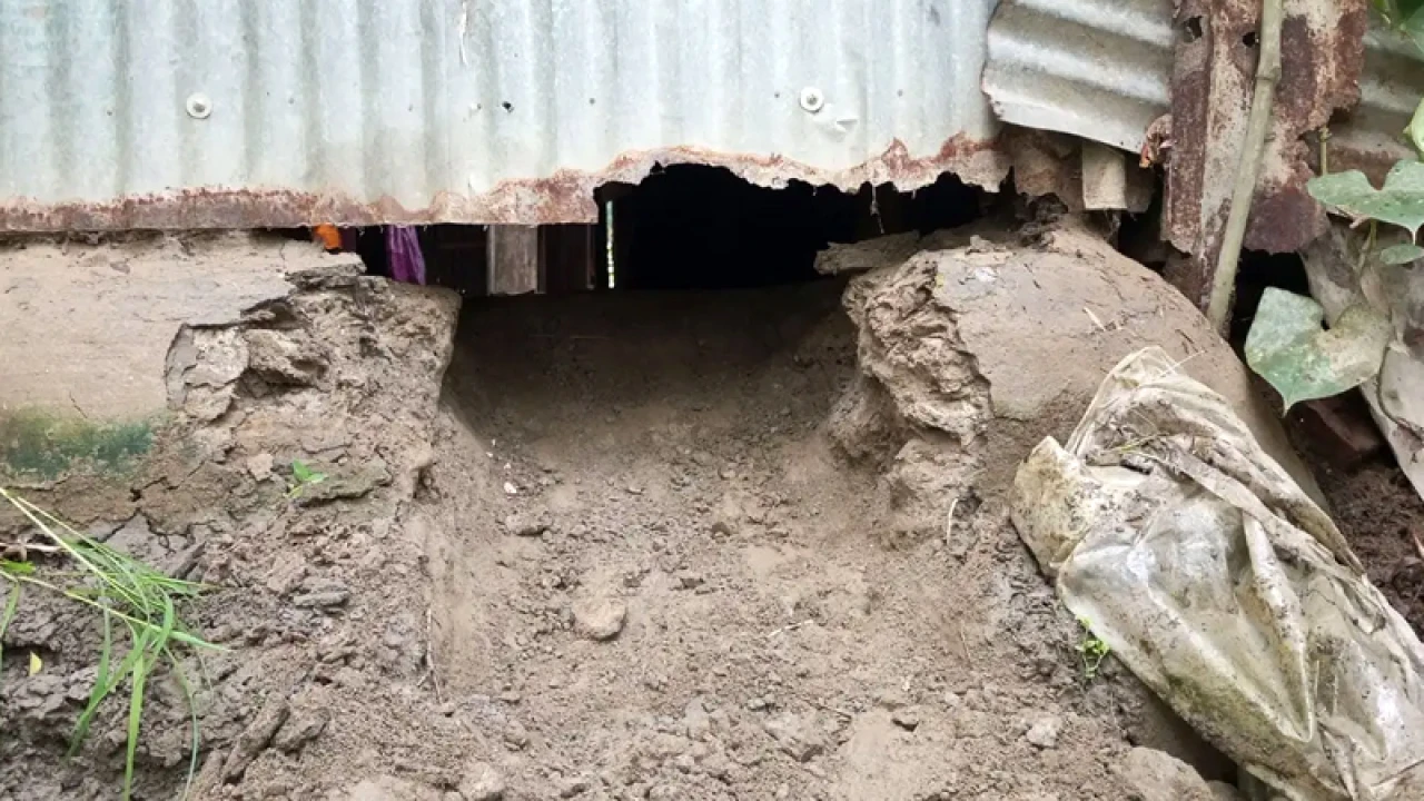 সিঁধ কে‌টে ‌একরা‌তে ৬ বাড়িতে চুরি!