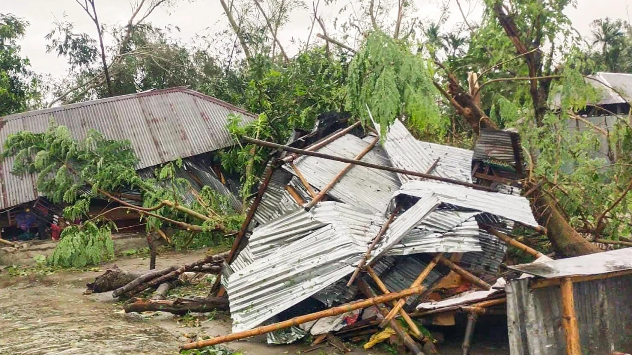 রংপুরে ঘূর্ণিঝড়ে ৮ শতাধিক ঘরবাড়ি বিধ্বস্ত