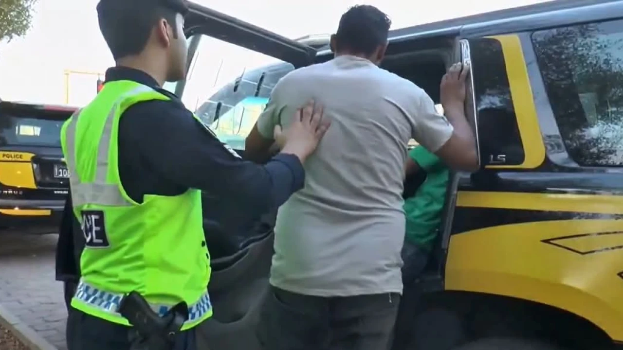 সাঁড়াশি অভিযানে গ্রেপ্তার ২৮ হাজারের বেশি প্রবাসীকে ফেরত পাঠাল কুয়েত