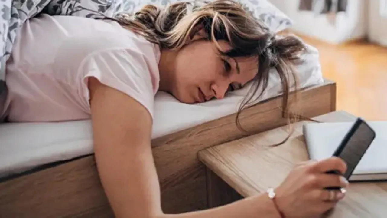 ঘুম থেকে উঠেই ফোন দেখেন, হতে পারে যেসব বিপদ