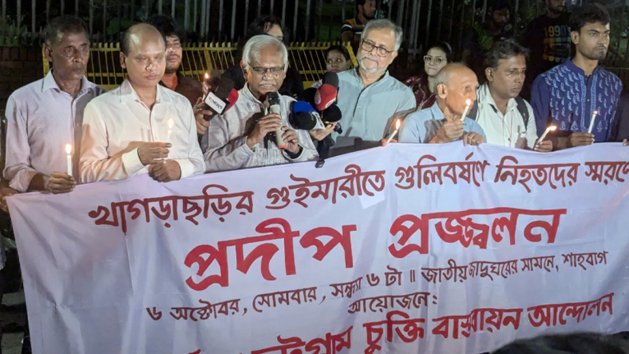 গুইমারায় নিহতদের স্মরণে শাহবাগে প্রদীপ প্রজ্জ্বলন