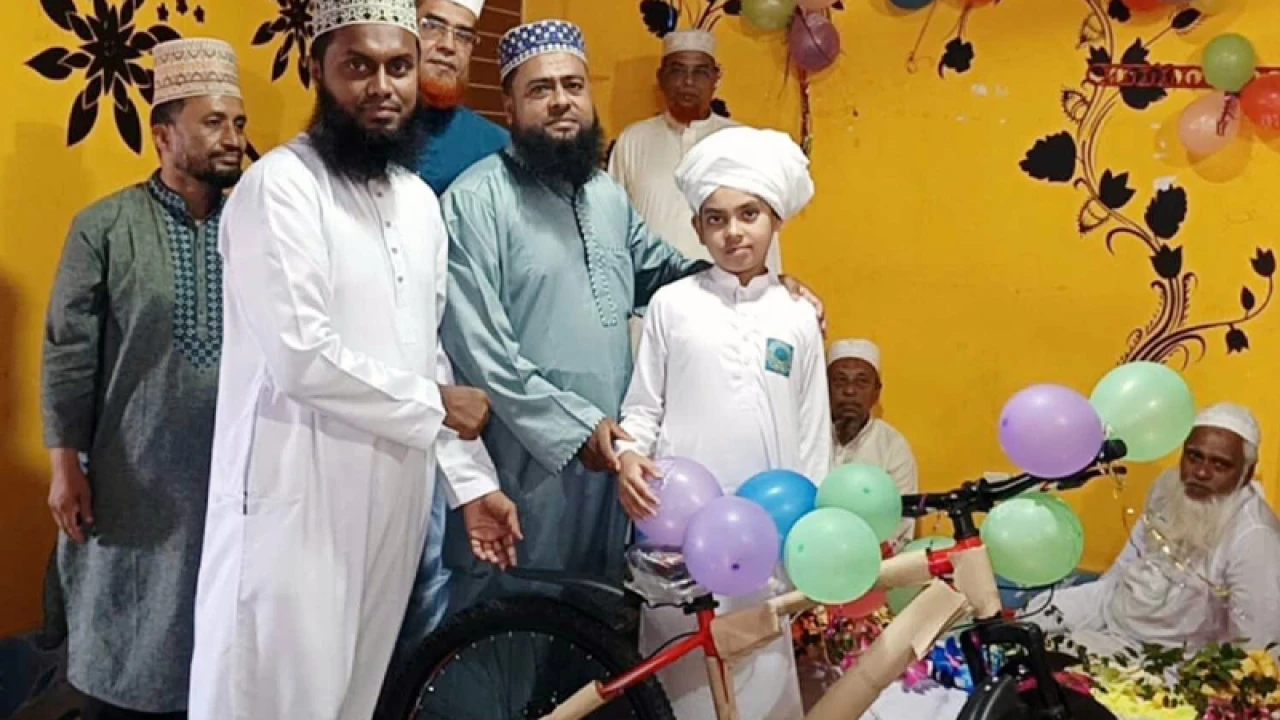 ১৭ মাসে কোরআনের হাফেজ হলেন ৮ বছরের রাদিফ