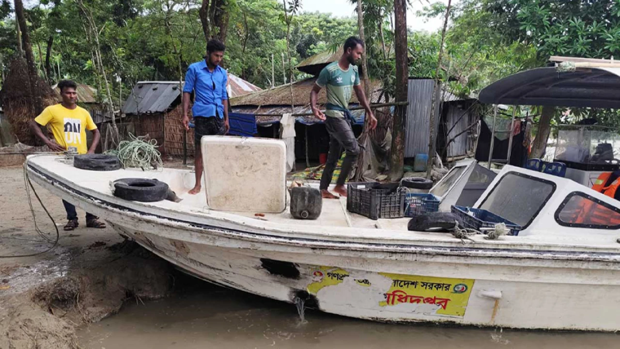 মেঘনায় কোস্ট গার্ড ও মৎস্য কর্মকর্তার ওপর হামলা