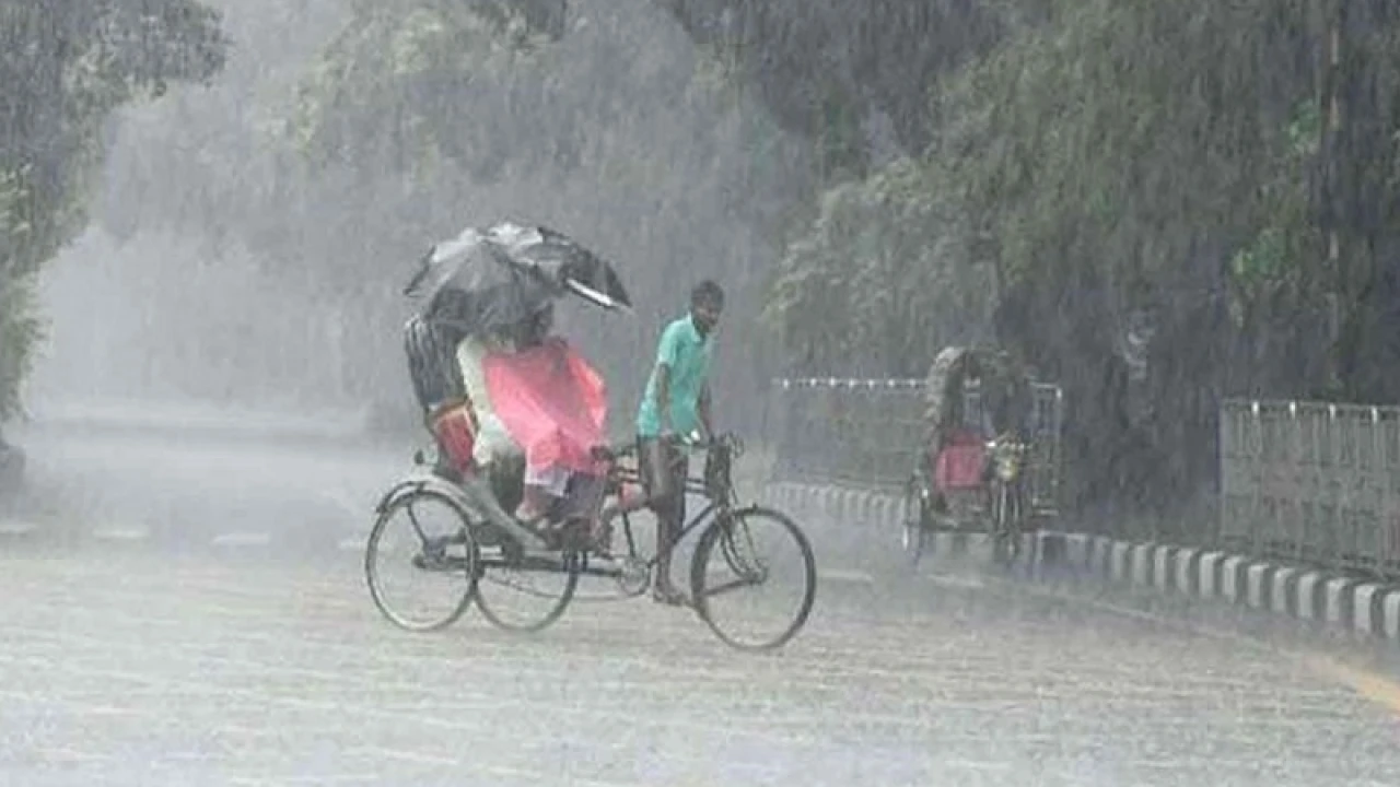 দুপুরের মধ্যে ঢাকায় বজ্রসহ বৃষ্টির আভাস