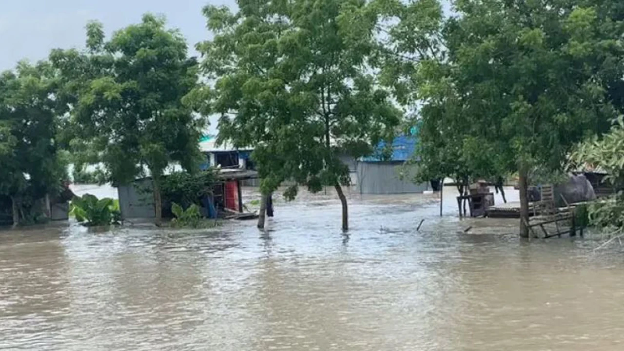 খুলনায় বাঁধ ভেঙে পানিবন্দী শতাধিক পরিবার