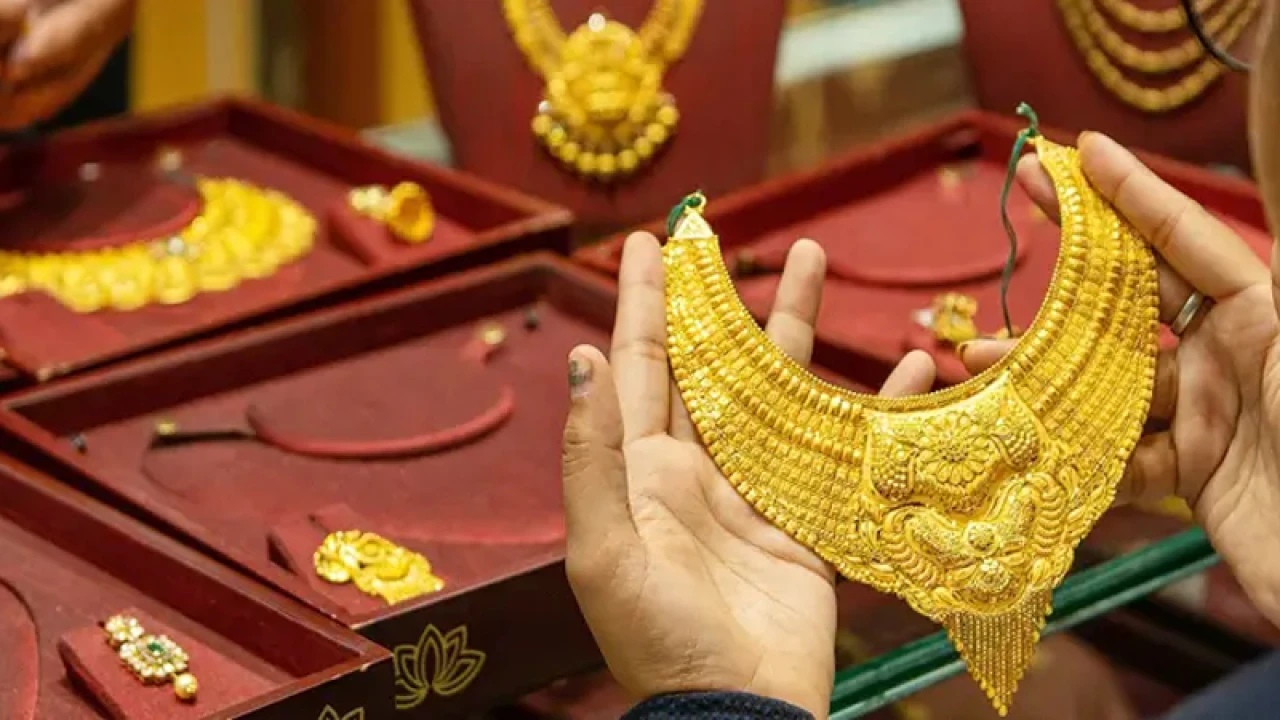 স্বর্ণের দামে রেকর্ড বৃদ্ধি, আজ থেকে কার্যকর