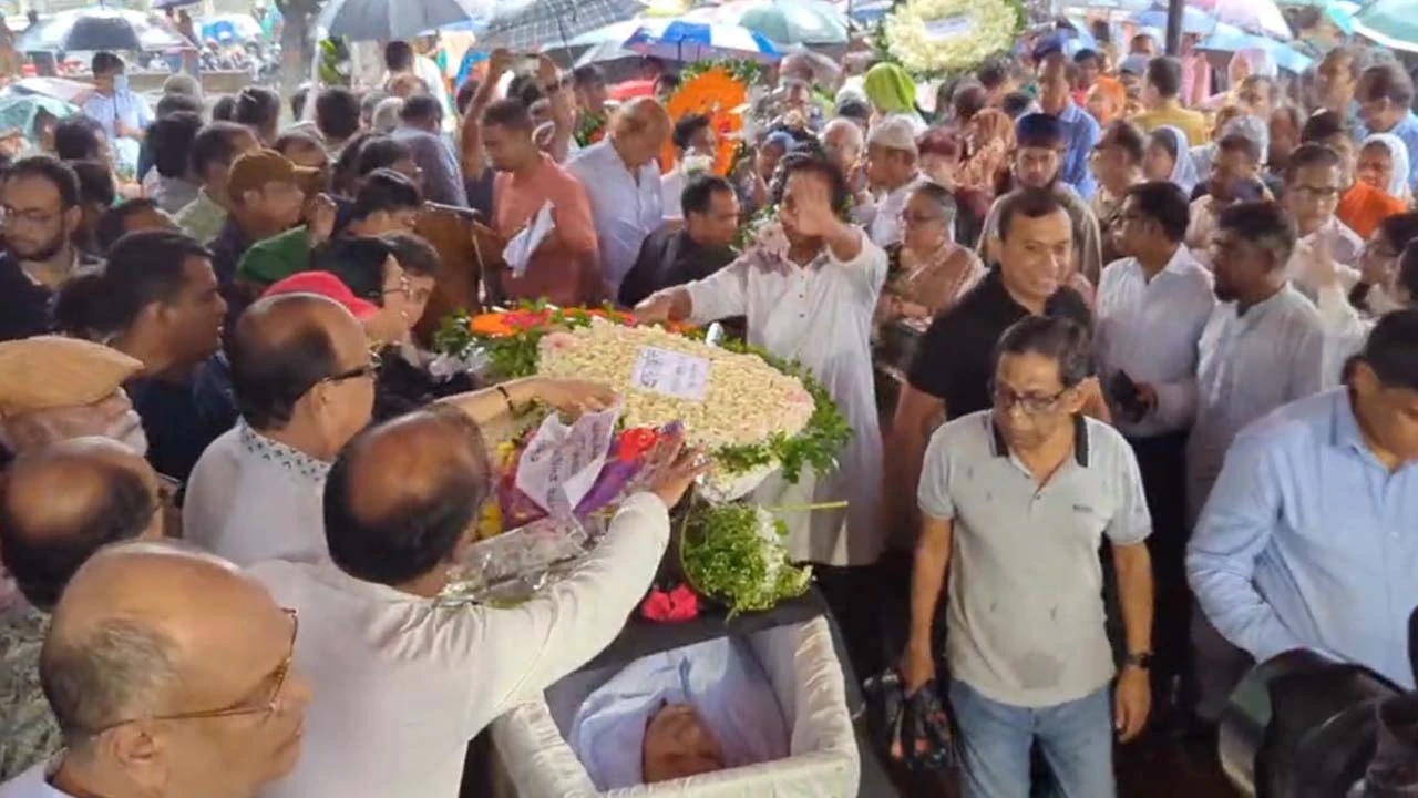 শহীদ মিনারে সৈয়দ মনজুরুল ইসলামের মরদেহ, চলছে শ্রদ্ধা নিবেদন 