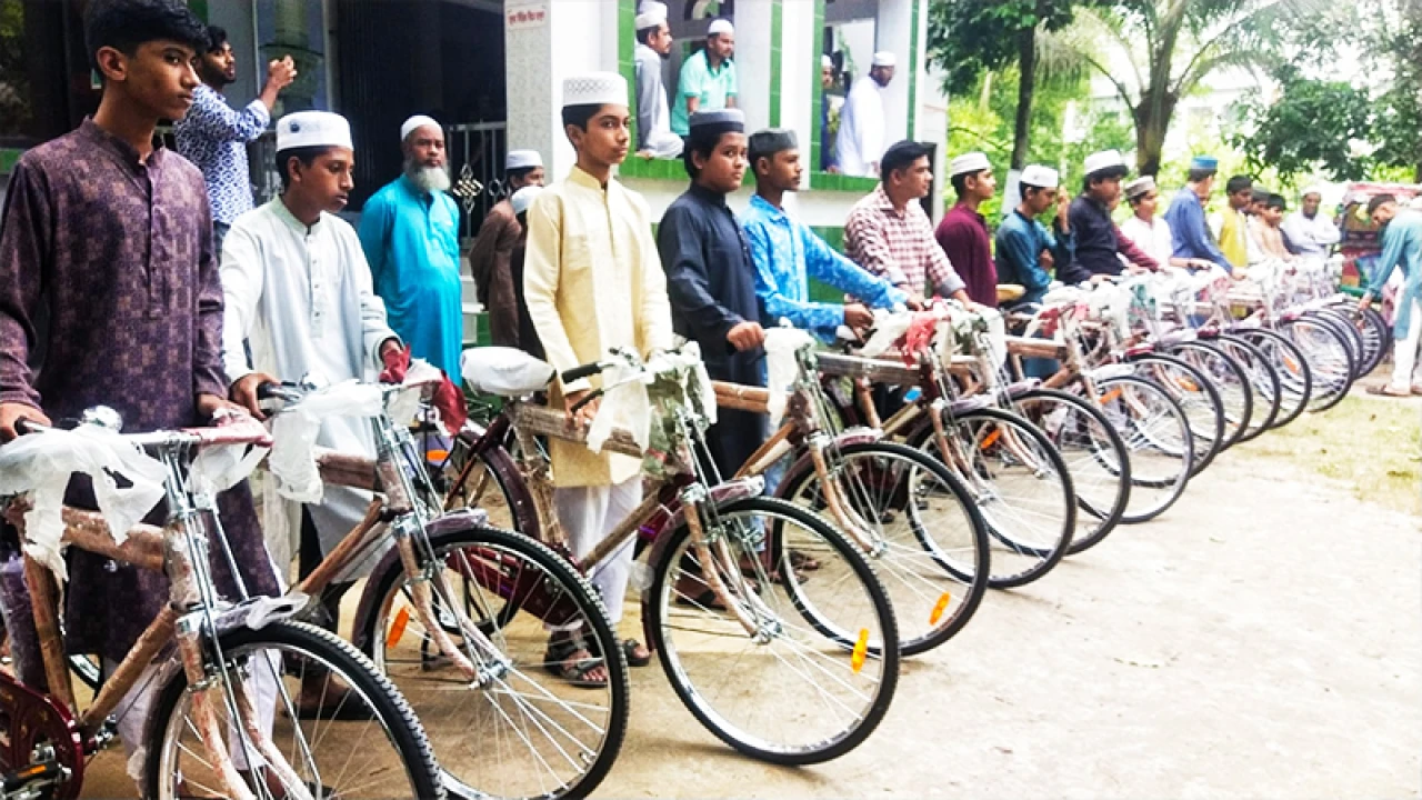 টানা ৪০ দিন জামাতে নামাজ পড়ে বাইসাইকেল পেল ১৮ কিশোর