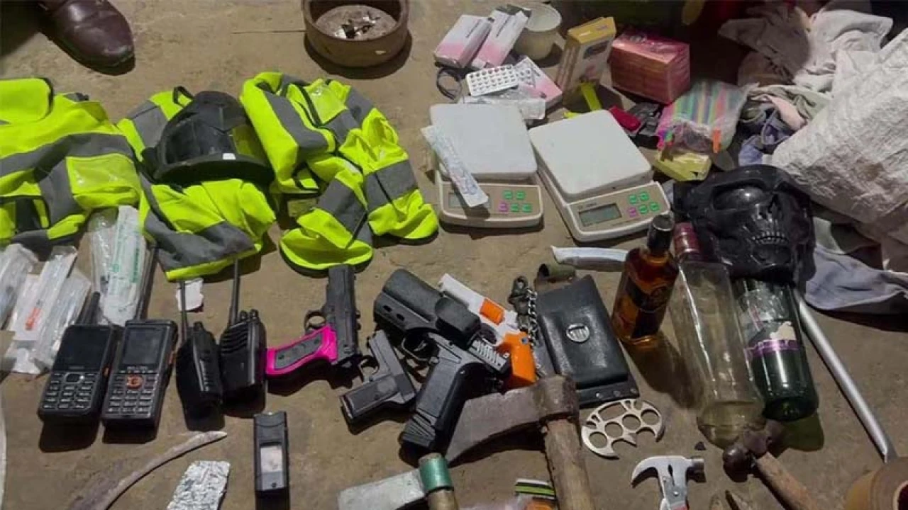 হাঁসের খামারে মিলল অস্ত্রসহ পুলিশের পোশাক