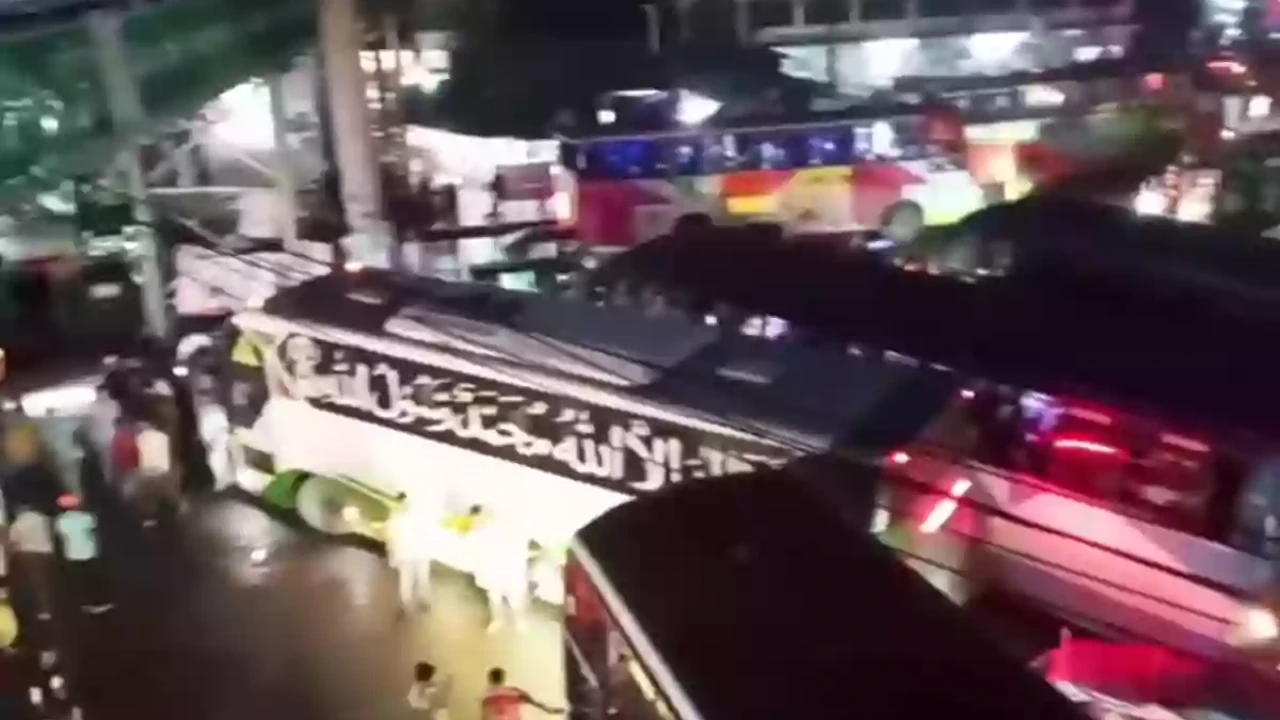 কুমিল্লাকে নিয়ে কুরুচিপূর্ণ স্লোগান, নোয়াখালীর বাস আটকে দিল বিক্ষুব্ধ জনতা