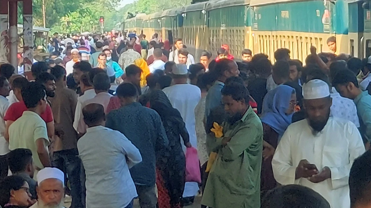 হাওর এক্সপ্রেসের ইঞ্জিন বিকল, বিপাকে শতশত যাত্রী