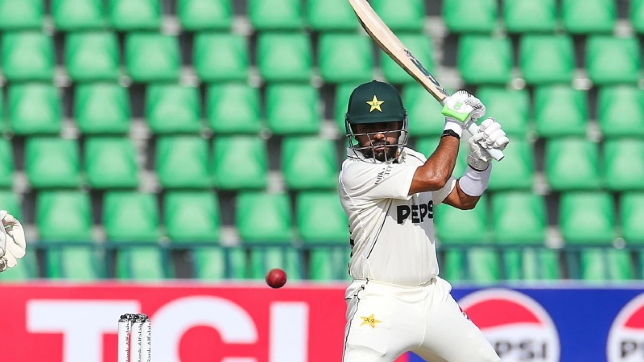 কোহলি-গিলের চেয়েও যেখানে এগিয়ে বাবর