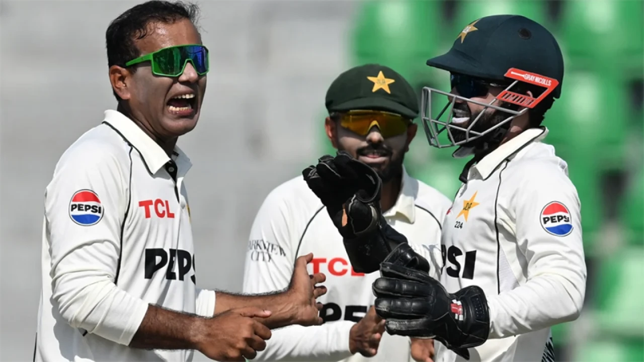 ভালো অবস্থা থেকে দিন শেষ করল পাকিস্তান